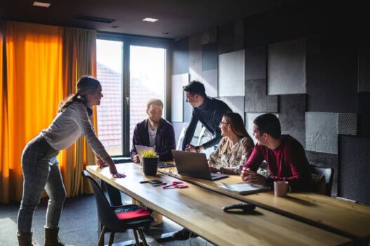 etapa 1 pessoas conversando em sala de reuniões