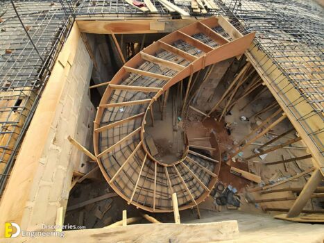 escada com estrutura de madeira em fase de construção